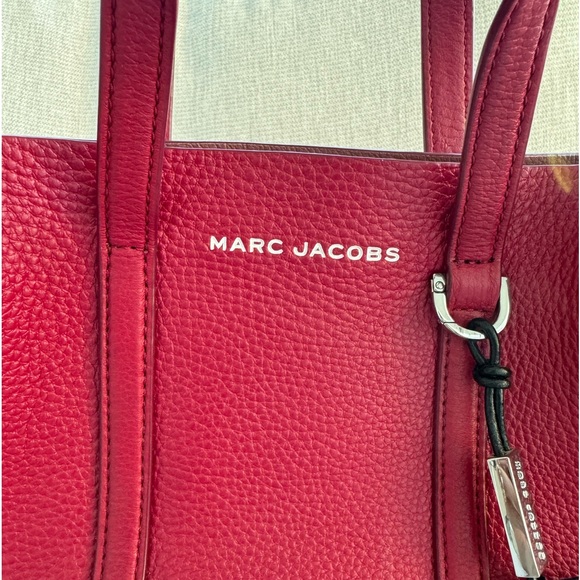 MARC JACOBS
Grained Calfskin The Tag 21 Tote Cranberry - Picture 3 of 7